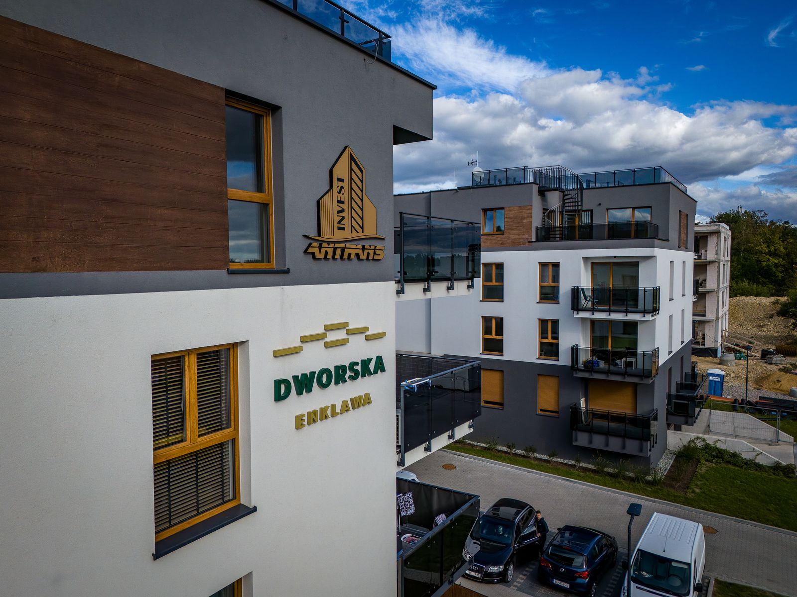 Zrealizowana inwestycja Dworska Enklawa z widoczną architekturą budynków i dziedzińcem